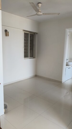 Room in 2 BHK Apartment at Group Seven Rushi Heights, Goregaon East – for Rent