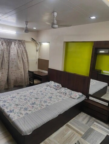 Bedroom in 2.5 BHK Apartment at Andheri West – for Rent