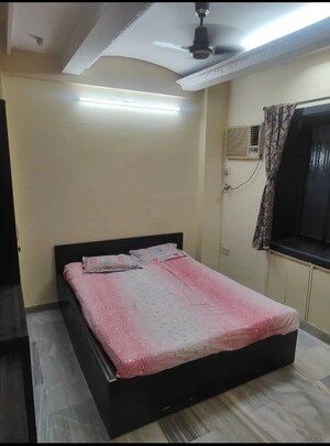 Bedroom in 2.5 BHK Apartment at Andheri West – for Rent