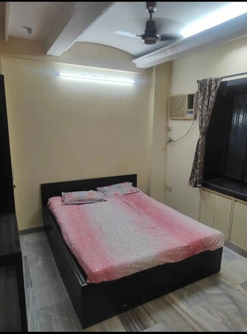 Bedroom in 2.5 BHK Apartment at Andheri West – for Rent