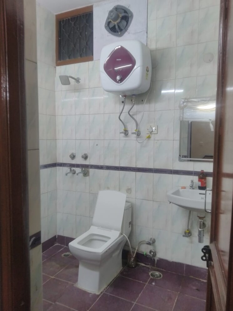 Bathroom, lajpat nagar 4 4 Bedroom 1800 Sq.Ft. Builder Floor In Lajpat Nagar 4 Delhi 9424757