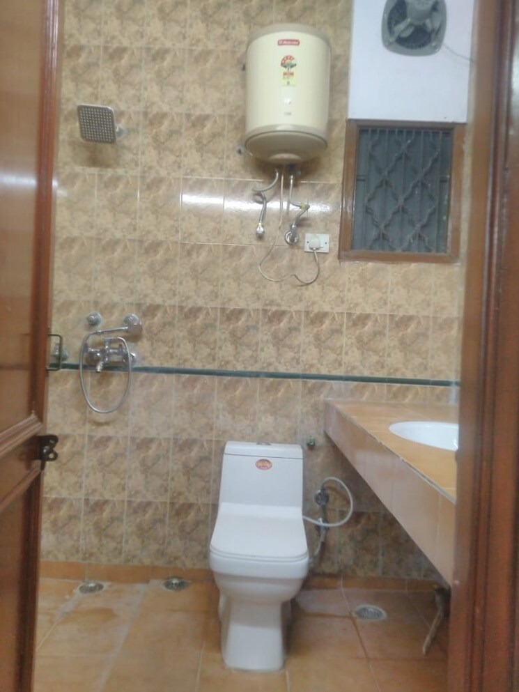 Bathroom, lajpat nagar 4 4 Bedroom 1800 Sq.Ft. Builder Floor In Lajpat Nagar 4 Delhi 9424757