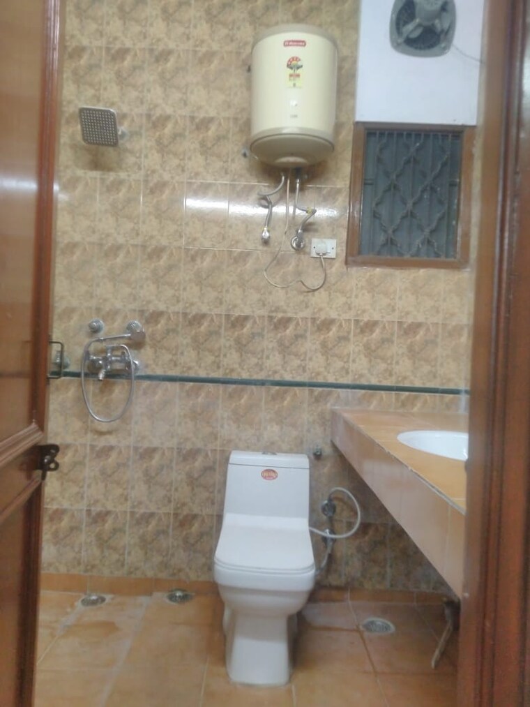 Bathroom, lajpat nagar 4 4 Bedroom 1800 Sq.Ft. Builder Floor In Lajpat Nagar 4 Delhi 9424757