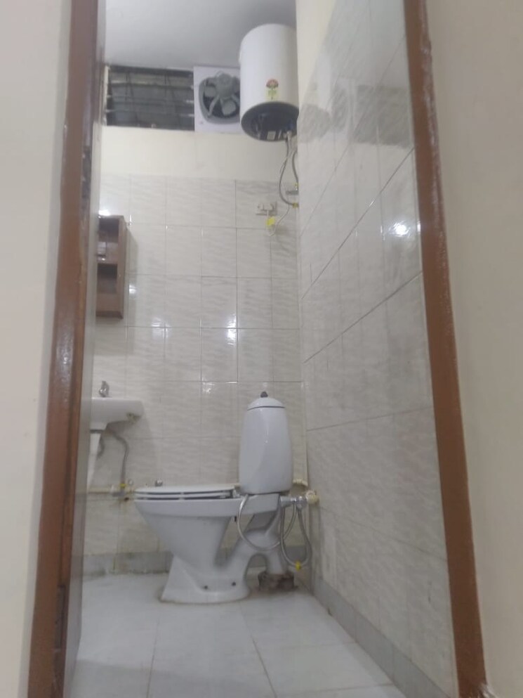 Bathroom, lajpat nagar 4 4 Bedroom 1800 Sq.Ft. Builder Floor In Lajpat Nagar 4 Delhi 9424757