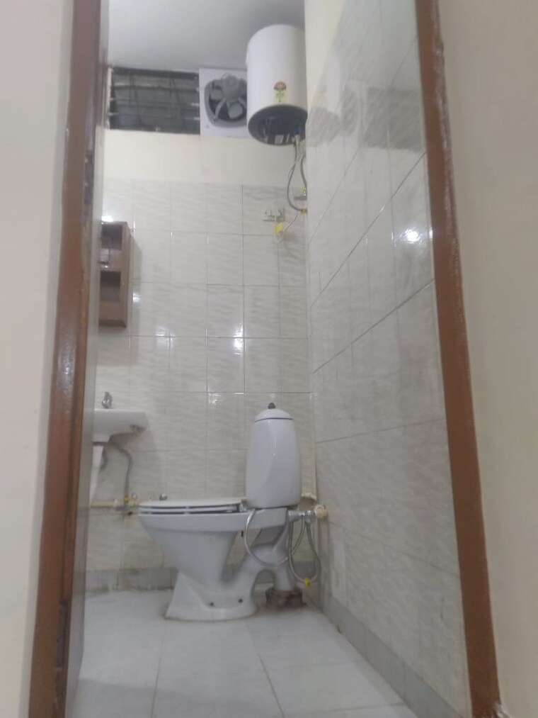 Bathroom, lajpat nagar 4 4 Bedroom 1800 Sq.Ft. Builder Floor In Lajpat Nagar 4 Delhi 9424757