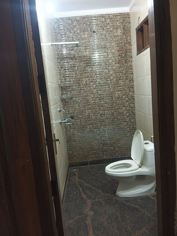 Bathroom, rohini sector 25 2 Bedroom 850 Sq.Ft. Builder Floor In Rohini Sector 25 Delhi 9424772