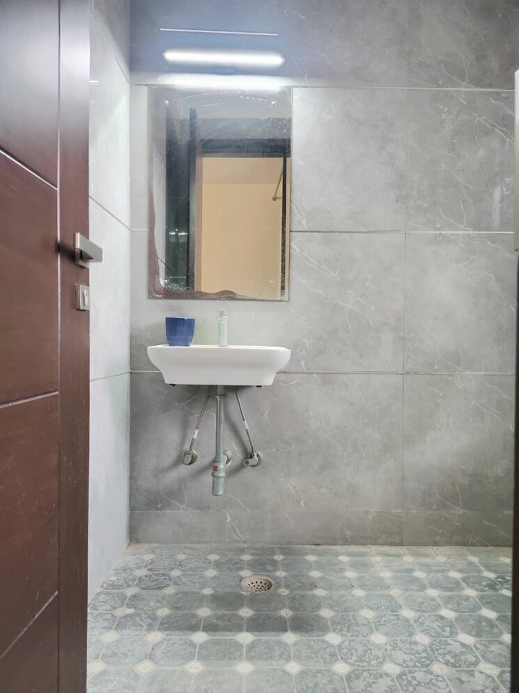 Bathroom, vasant enclave 3 Bedroom 1150 Sq.Ft. Builder Floor In Vasant Enclave Delhi 9424777
