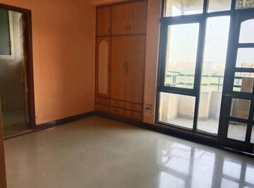 Room in 3 BHK Apartment at Zion Onyxe Tower, Sector 21c – for Rent