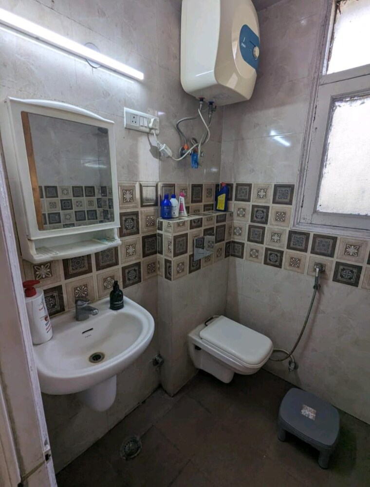Bathroom, lalleshwari-vatika-cghs 3 Bedroom 1600 Sq.Ft. Apartment In Sector 21d Faridabad 9424788