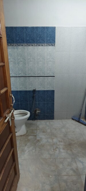 Bathroom in 6 BHK Independent House at Gomti Nagar – for Rent