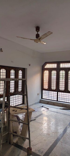 Room in 6 BHK Independent House at Gomti Nagar – for Rent