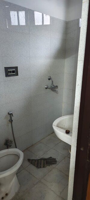 Bathroom in 6 BHK Independent House at Gomti Nagar – for Rent