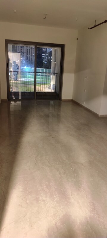 Room in 2 BHK Apartment at Kalpataru Paramount, Kapur Bawdi – for Rent