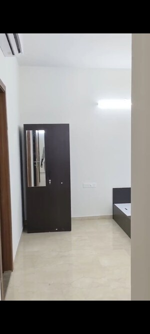 Room in 2 BHK Apartment at Shapoorji Pallonji BKC 28, Bandra East – for Rent