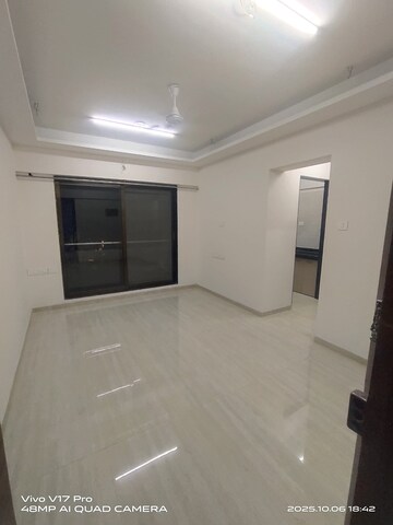 Room in 2 BHK Apartment at JP Decks, Goregaon East – for Rent