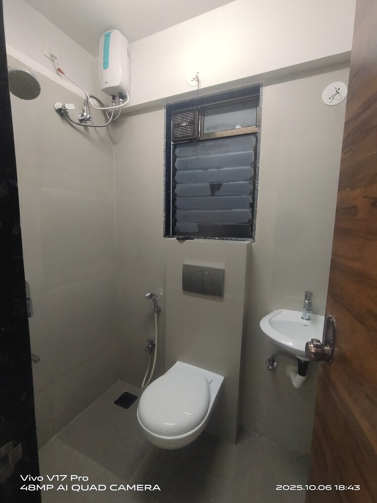 Bathroom, chandak-34-park-estate 2 Bedroom 617 Sq.Ft. Apartment In Goregaon West Mumbai 9424956