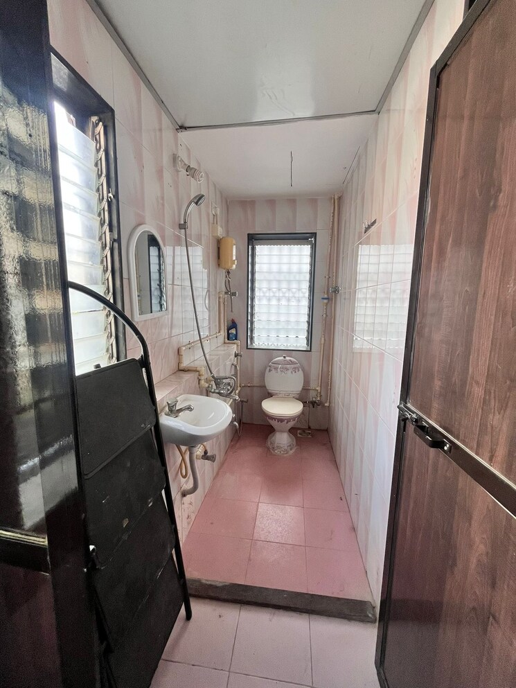 Bathroom, bandra west 2 Bedroom 750 Sq.Ft. Apartment In Bandra West Mumbai 9424974