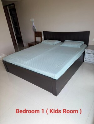Bedroom in 3 BHK Apartment at Andheri West – for Rent