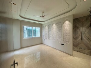 Room in 4 BHK Builder Floor at Vipul World Floors, Sector 48 – for Sale