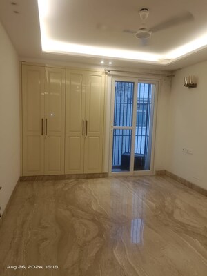 Room in 3 BHK Builder Floor at Sarvapriya Vihar – for Rent