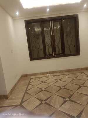 Furnished Amenities in 3 BHK Builder Floor at Sarvapriya Vihar – for Rent