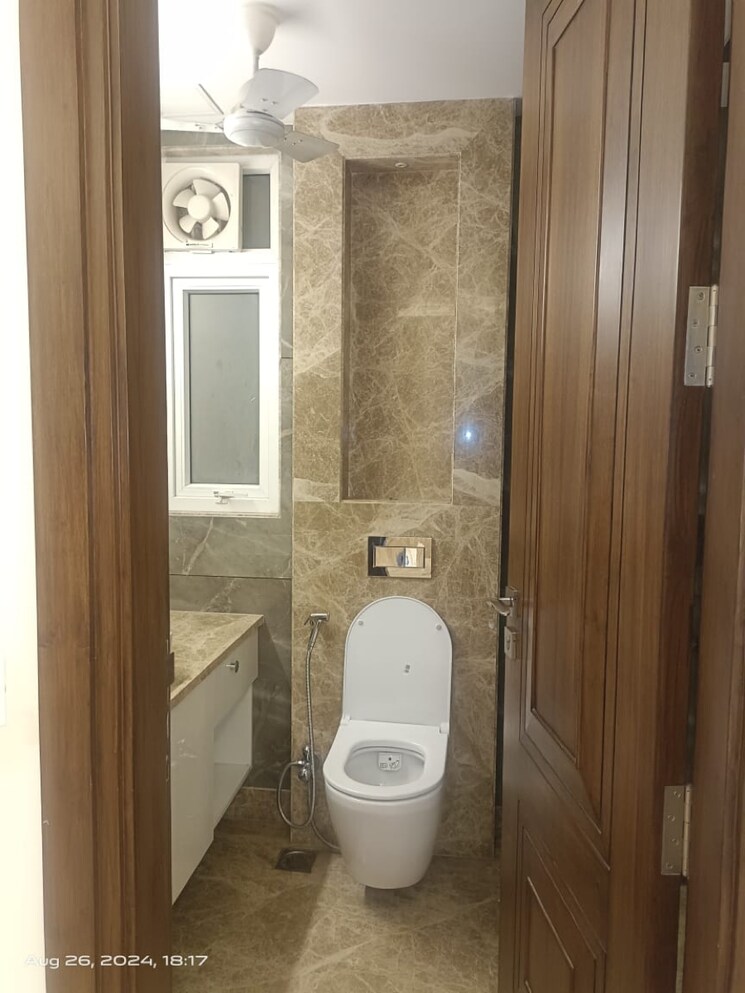 Bathroom, sarvapriya vihar 3 Bedroom 220 Sq.Yd. Builder Floor In Sarvapriya Vihar Delhi 9425038