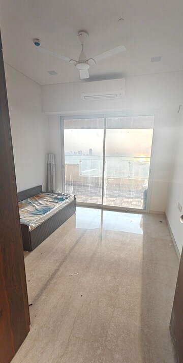 Room in 3 BHK Apartment at Lokhandwala Minerva Mahalaxmi, Mahalaxmi – for Rent