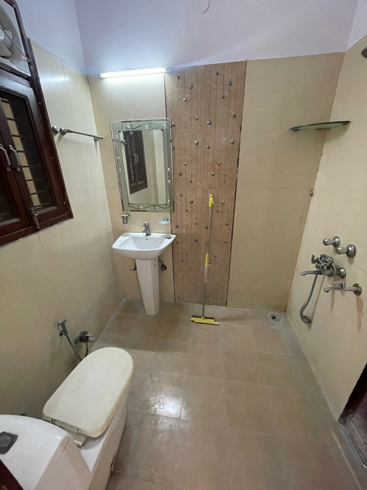 Bathroom, sector 21d 3 Bedroom 250 Sq.Yd. Builder Floor In Sector 21d Faridabad 9425050