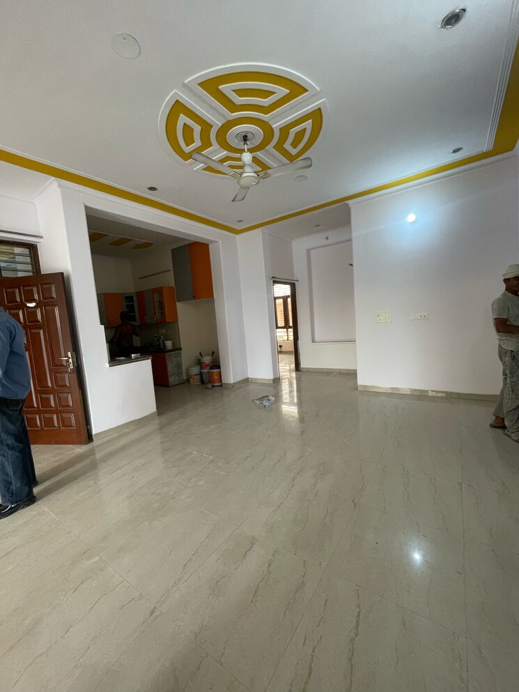 Room, sector 21d 3 Bedroom 250 Sq.Yd. Builder Floor In Sector 21d Faridabad 9425050
