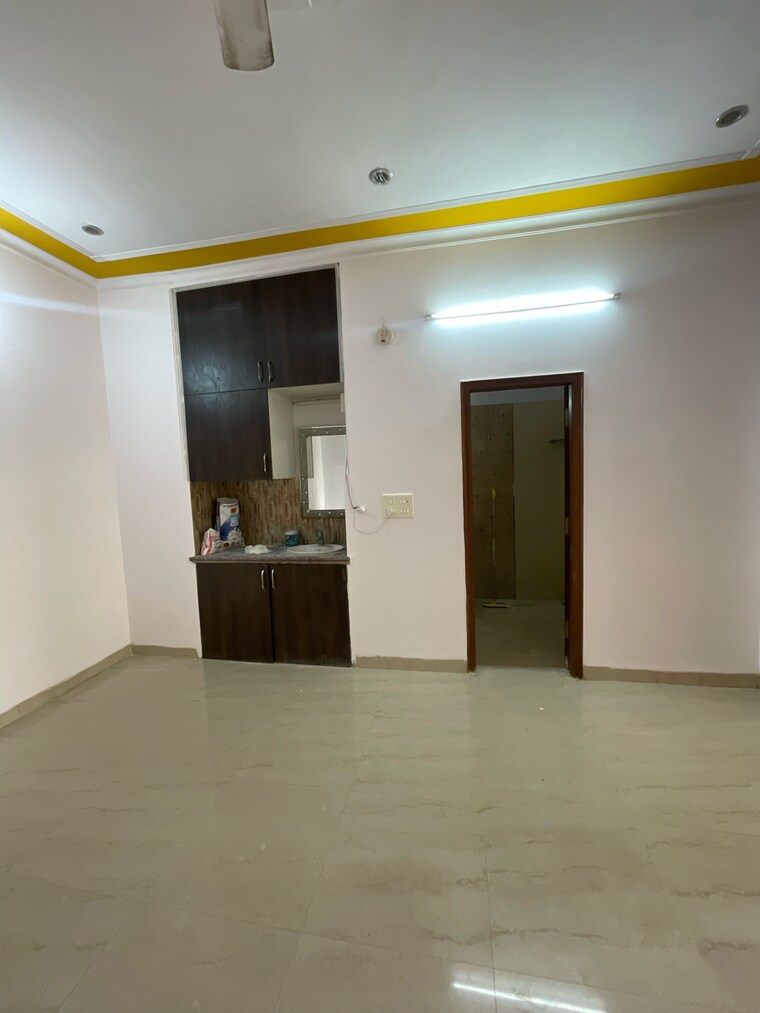 Room, sector 21d 3 Bedroom 250 Sq.Yd. Builder Floor In Sector 21d Faridabad 9425050