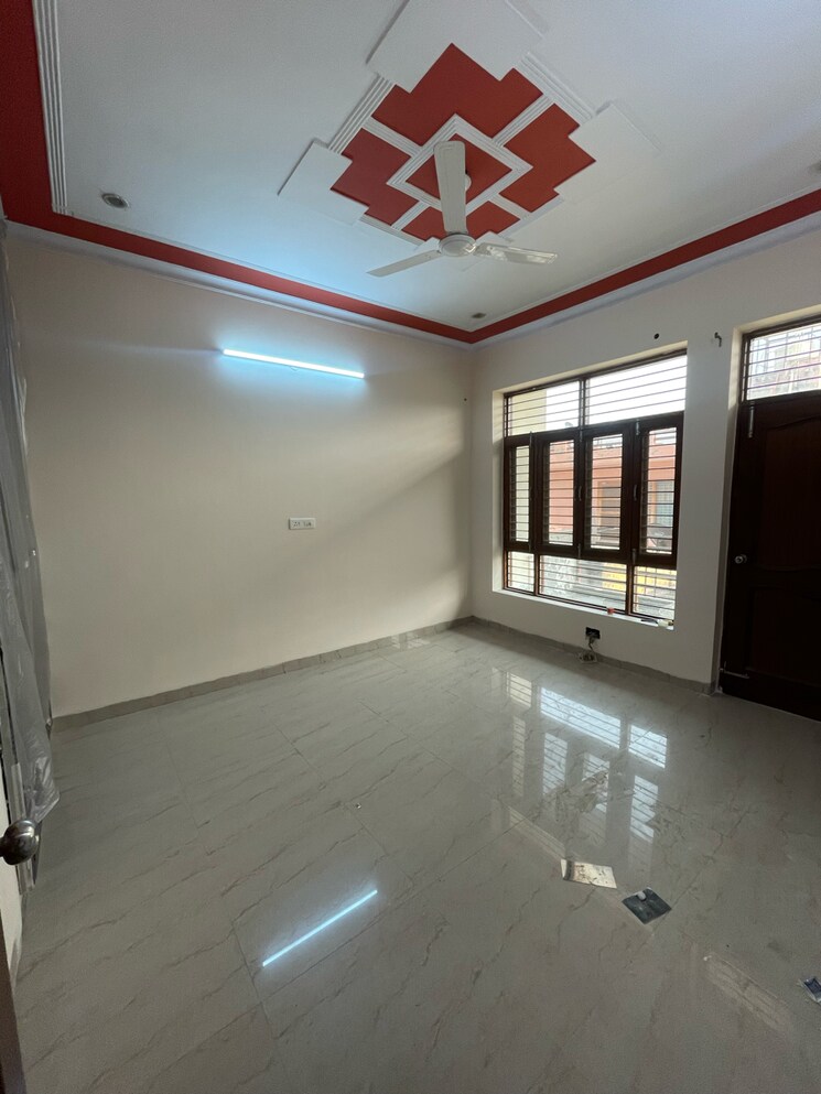 Room, sector 21d 3 Bedroom 250 Sq.Yd. Builder Floor In Sector 21d Faridabad 9425050