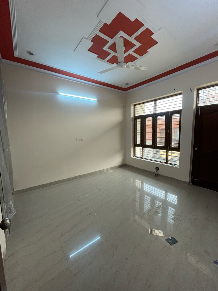 Room, sector 21d 3 Bedroom 250 Sq.Yd. Builder Floor In Sector 21d Faridabad 9425050