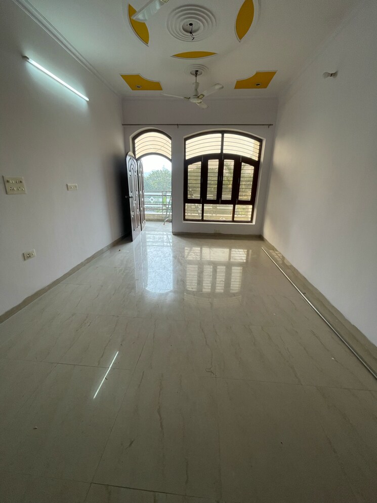 Balcony, sector 21d 3 Bedroom 250 Sq.Yd. Builder Floor In Sector 21d Faridabad 9425050