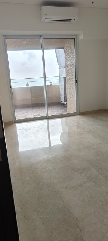 Room in 3 BHK Apartment at Lokhandwala Minerva Mahalaxmi, Mahalaxmi – for Rent