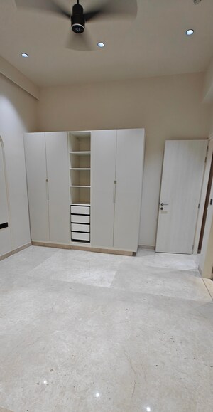 Room in 3 BHK Apartment at Indiabulls Sky Forest, Lower Parel – for Rent