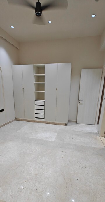 Room in 3 BHK Apartment at Indiabulls Sky Forest, Lower Parel – for Rent