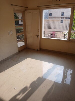 Room in 3 BHK Builder Floor at Sector 38 – for Rent