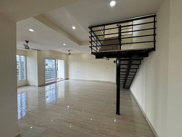 Room in 4 BHK Apartment at Shree Lakshmi Grand, Koramangala – for Rent