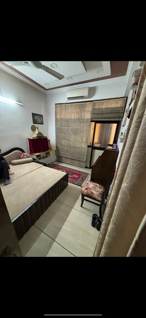 Room in 3 BHK Apartment at Sector 51 – for Sale