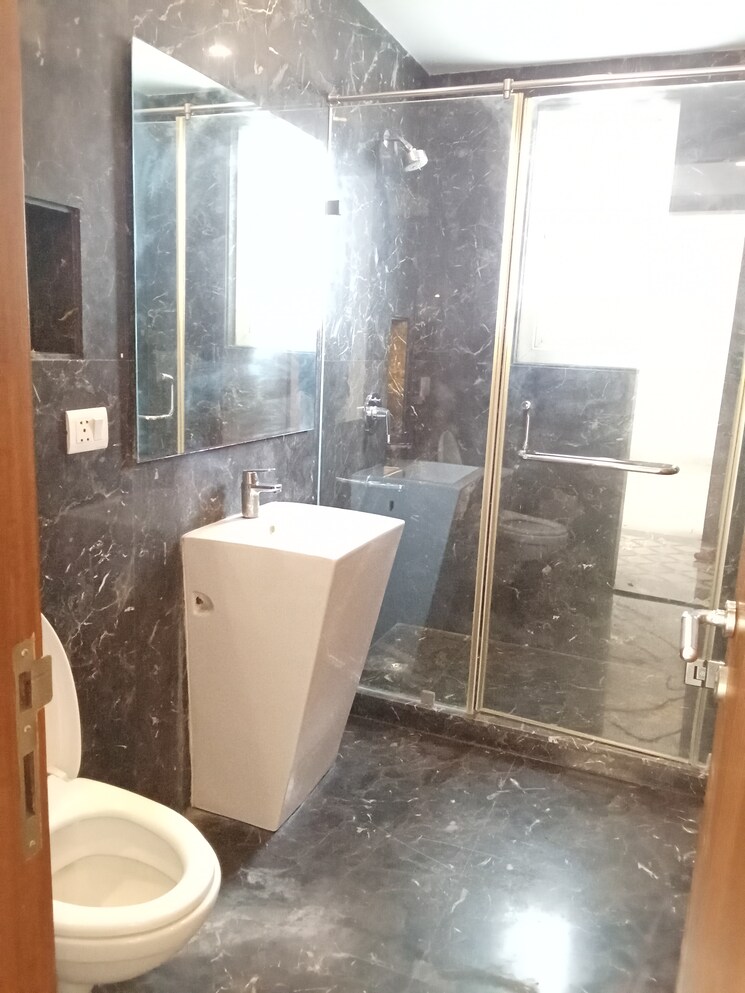 Bathroom, green park 4 Bedroom 2900 Sq.Ft. Builder Floor In Green Park Delhi 9425300