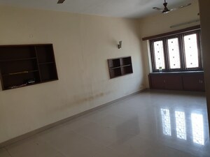 Room in 3 BHK Builder Floor at Green Park – for Rent