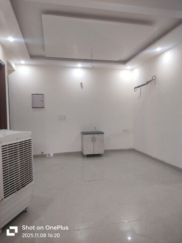Room in 3 BHK Builder Floor at Anamika Enclave, Sector 14 – for Rent