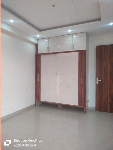 Room in 3 BHK Builder Floor at Anamika Enclave, Sector 14 – for Rent