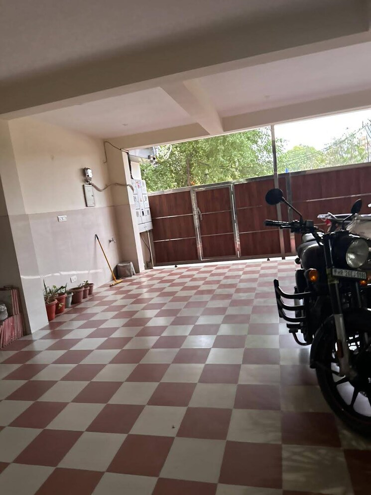  Parking, sector 15 3 Bedroom 1500 Sq.Ft. Builder Floor In Sector 15 Gurgaon 9425345