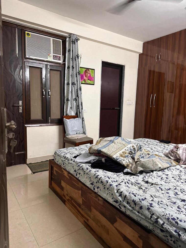 Bedroom, sector 15 3 Bedroom 1500 Sq.Ft. Builder Floor In Sector 15 Gurgaon 9425345