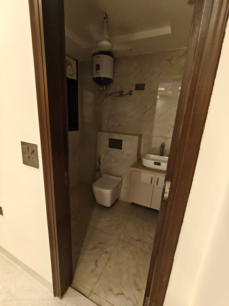 Bathroom, sultanpur 1 Bedroom 450 Sq.Ft. Builder Floor In Sultanpur Delhi 9425356