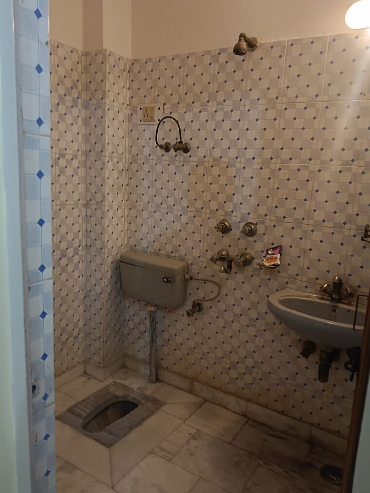 Bathroom, panchsheel vihar 2 Bedroom 675 Sq.Ft. Builder Floor In Panchsheel Vihar Delhi 9425374