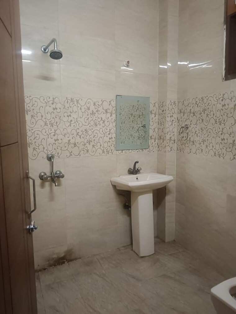 Bathroom, panchsheel vihar 3 Bedroom 1215 Sq.Ft. Builder Floor In Panchsheel Vihar Delhi 9425403