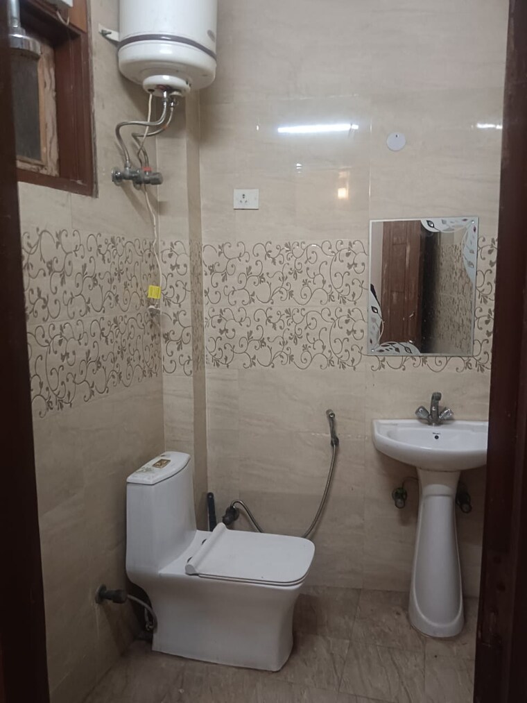 Bathroom, panchsheel vihar 3 Bedroom 1215 Sq.Ft. Builder Floor In Panchsheel Vihar Delhi 9425403