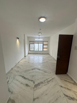 Room in 3 BHK Apartment at Express Apartment, Yari Road – for Rent